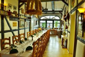 A restaurant or other place to eat at Hotel Brauhaus Weyhausen