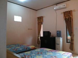 Letto o letti in una camera di Hotel Putra Sindang Asih