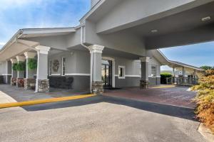 una gran casa blanca con entrada para coches en Quality Inn & Suites Greenville - Haywood Mall, en Greenville