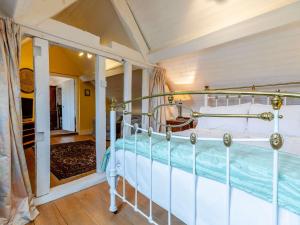 ein Schlafzimmer mit einem Etagenbett in einem Zimmer in der Unterkunft 3 Bed in Ludlow 82889 in Ludlow