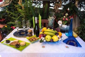 una mesa con un montón de frutas y botellas de vino en B&B Mare E Sole, en Brindisi