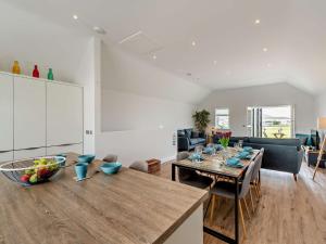 Posezení v ubytování 3 Bed in Westward Ho 78075