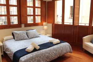 バレンシアにあるApartamento Torresのベッドルーム1室(ベッド1台、タオル2枚付)