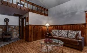Una sala de estar con un sofá y una chimenea. en Cozy Cottage Rental with Small Private Pond in Canadensis, Pennsylvania, en Canadensis 10 fotos más