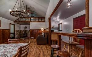 Una cocina y una sala de estar con mesa y sillas. en Cozy Cottage Rental with Small Private Pond in Canadensis, Pennsylvania, en Canadensis