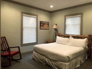 Katil atau katil-katil dalam bilik di Beautiful Cottage Rental on Lakeside Property in The Berkshires, Massachusetts