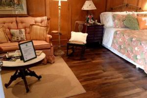 une chambre avec un lit et une table avec un ordinateur portable dans l'établissement Romantic Suite Rental with Terrace and Chimenea near Gatlinburg, Tennessee, à Rivertrace