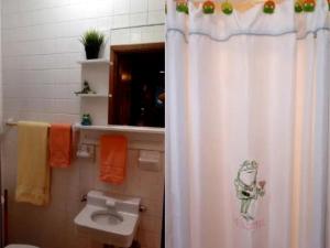 RivertraceにあるRomantic Suite Rental with Terrace and Chimenea near Gatlinburg, Tennesseeのトイレとシャワーカーテン付きのバスルーム +12枚の写真