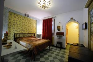 een slaapkamer met een bed en een gele muur bij Villa Scuderi in Recanati