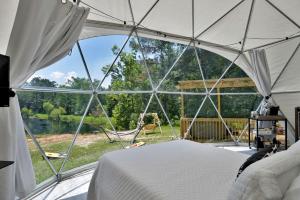 Postel nebo postele na pokoji v ubytování Luxury Geo Dome with Hot Tub Perfect for a Glamping Getaway near Houston, Texas