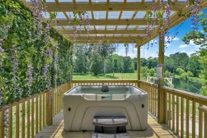 Fotografie z fotogalerie ubytování Luxury Geo Dome with Hot Tub Perfect for a Glamping Getaway near Houston, Texas v destinaci Coldspring