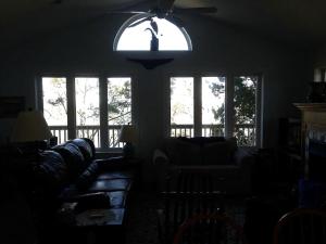 un salon avec un canapé et une fenêtre dans l'établissement Bayfront Cottage Rental with a Private Beach on Virginia's Eastern Shore, à Onancock 3 autres photos