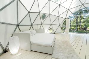 Χώρος καθιστικού στο Incredible Spacious Dome for A Group Glamping Experience Surrounded by Nature in Woodridge, New York