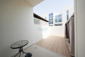 un couloir avec une table et une chaise dans un bâtiment dans l'établissement Luxury 4BR Villa with Private Garden, à Dubaï