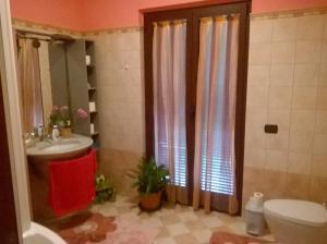 ラヴェーノ・モンベッロにあるCasa Miraのバスルーム(洗面台、トイレ、シャワー付)