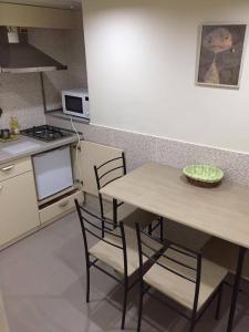 uma cozinha com uma mesa, cadeiras e um fogão em Guest House Rampa em Tbilisi