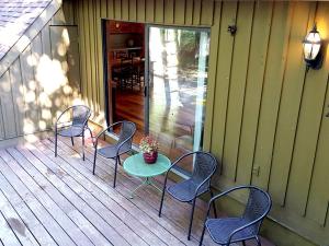 Imagine din galeria proprietății Family-Friendly Cabin Rental Nestled Among the Mountains of Champion, Pennsylvania în Champion