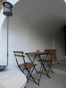 une chambre avec une table, une chaise et une lampe dans l'établissement Torrione San Giovanni II, à Terracine