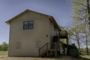 ein großes Haus mit seitlicher Treppe in der Unterkunft Amazing Cabin Rental on 22-Acre Horse Farm near Tryon International Equestrian Center, South Carolina in Gowensville + 8 Fotos