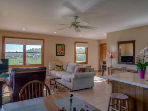 ein Wohnzimmer mit Sofa und Tisch in der Unterkunft Amazing Cabin Rental on 22-Acre Horse Farm near Tryon International Equestrian Center, South Carolina in Gowensville