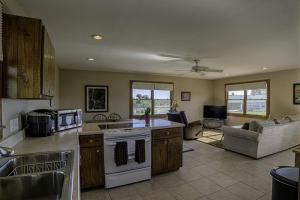 eine Küche und ein Wohnzimmer mit einem Herd in der Unterkunft Amazing Cabin Rental on 22-Acre Horse Farm near Tryon International Equestrian Center, South Carolina in Gowensville