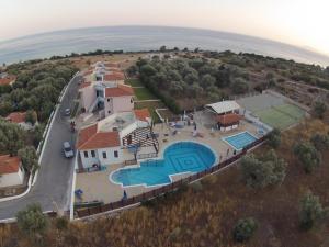 Bazén v ubytovaní Kyma Hotel alebo v jeho blízkosti