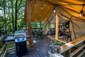 Κήπος έξω από το African-Themed Safari Tent for Glamping in West Virginia
