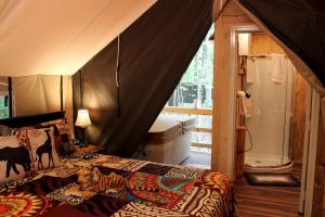 Ένα μπάνιο στο African-Themed Safari Tent for Glamping in West Virginia +7 φωτογραφίες