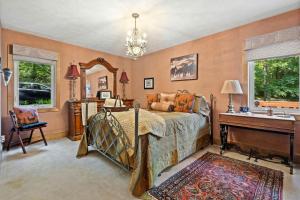 Ένα ή περισσότερα κρεβάτια σε δωμάτιο στο Rustic A-Frame Chalet with Hot Tub & Scenic Views in Mount Jackson, Virginia