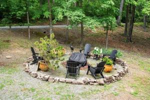 Κήπος έξω από το Rustic A-Frame Chalet with Hot Tub & Scenic Views in Mount Jackson, Virginia