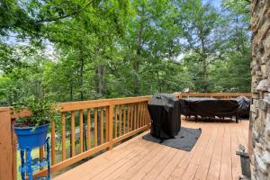 Μπαλκόνι ή βεράντα στο Rustic A-Frame Chalet with Hot Tub & Scenic Views in Mount Jackson, Virginia