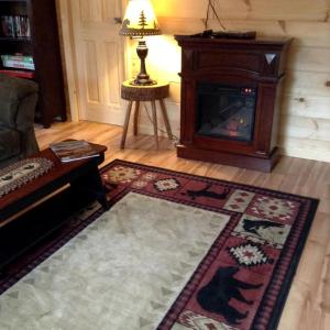 Χώρος καθιστικού στο Waterfront Vacation Cabin Overlooking Lake Algonquin in Upstate New York +2 φωτογραφίες