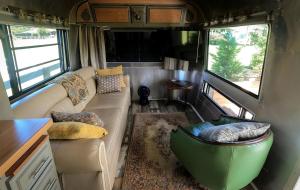Χώρος καθιστικού στο Fully Equipped Airstream Near the Beach and Perfect for a Glamping Experience in Fairhope, AL