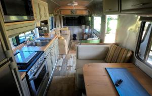 Η κουζίνα ή μικρή κουζίνα στο Fully Equipped Airstream Near the Beach and Perfect for a Glamping Experience in Fairhope, AL