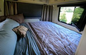 Ένα ή περισσότερα κρεβάτια σε δωμάτιο στο Fully Equipped Airstream Near the Beach and Perfect for a Glamping Experience in Fairhope, AL