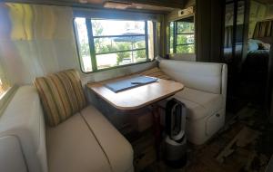 Χώρος καθιστικού στο Fully Equipped Airstream Near the Beach and Perfect for a Glamping Experience in Fairhope, AL +11 φωτογραφίες