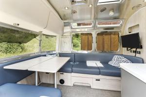 Χώρος καθιστικού στο Fully-Equipped Airstream Rental for Glamping in Chelan, Washington