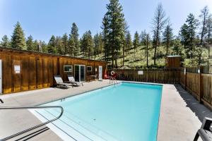 Bazén v ubytování Fully-Equipped Airstream Rental for Glamping in Chelan, Washington nebo v jeho okolí + 4 fotografie