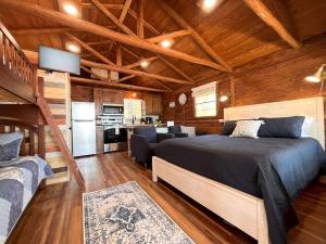 Ένα ή περισσότερα κρεβάτια σε δωμάτιο στο Cozy Waterfront Cabin for a Memorable Getaway on Toledo Bend Lake in Hemphill, Texas