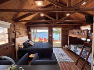Ένα ή περισσότερα κρεβάτια σε δωμάτιο στο Cozy Waterfront Cabin for a Memorable Getaway on Toledo Bend Lake in Hemphill, Texas