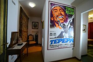 una habitación con un gran cartel de película en la pared en Villa Scuderi, en Recanati