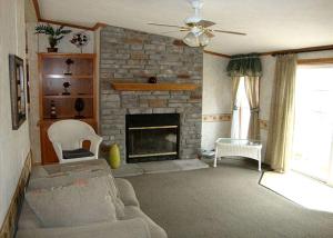 ein Wohnzimmer mit Couch und Kamin in der Unterkunft Spacious Vacation Cottage Rental near the Waterfront in Beautiful Put-in-Bay, Ohio in Put-in-Bay