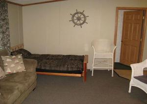 ein Wohnzimmer mit einer Couch und einem Sessel in der Unterkunft Spacious Vacation Cottage Rental near the Waterfront in Beautiful Put-in-Bay, Ohio in Put-in-Bay + 21 Fotos