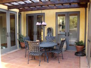 Patio nebo venkovní prostory v ubytování Romantic and Relaxing Villa Retreat with a Jacuzzi near Somis, California + 15 fotografií