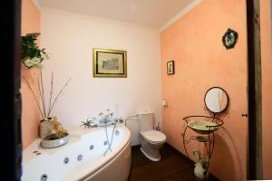 een badkamer met een wit bad en een toilet bij Villa Scuderi in Recanati