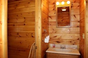 Ένα μπάνιο στο Spectacular Cabin Rental for Large Groups near New River in West Virginia +21 φωτογραφίες