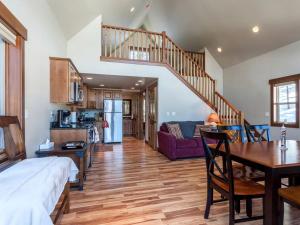 Fotografie z fotogalerie ubytování Inviting Vacation Cabin with Mountain Views near Glacier National Park, Montana v destinaci West Glacier