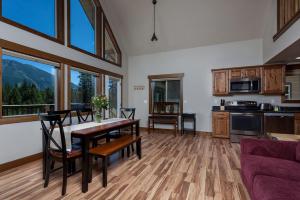 Fotografie z fotogalerie ubytování Inviting Vacation Cabin with Mountain Views near Glacier National Park, Montana v destinaci West Glacier + 13 fotografií