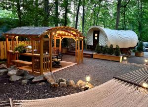 ein Hinterhof mit einer Jurte und einem Zelt in der Unterkunft Elegant, Vintage Conestoga Covered Wagon Getaway in Denver, Pennsylvania in Denver