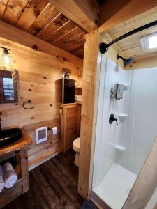 Koupelna v ubytování Wooden Chic Cabin Fully Stocked in Ohio